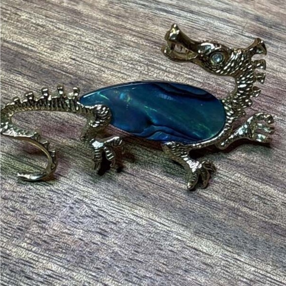 Unbranded Jewelry - Loch Ness monster brooch with abalone